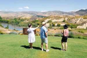 Boutique Wine Tour - visit Central Otago, 4 Wineries & Lunch - The 11:00 start: scenic Queenstown views without the parking hassle