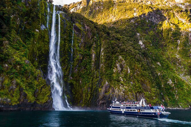 Scenic Flight Transfer to Queenstown from Milford Sound - Arthur Valley and Sutherland Falls: the flight gets bigger